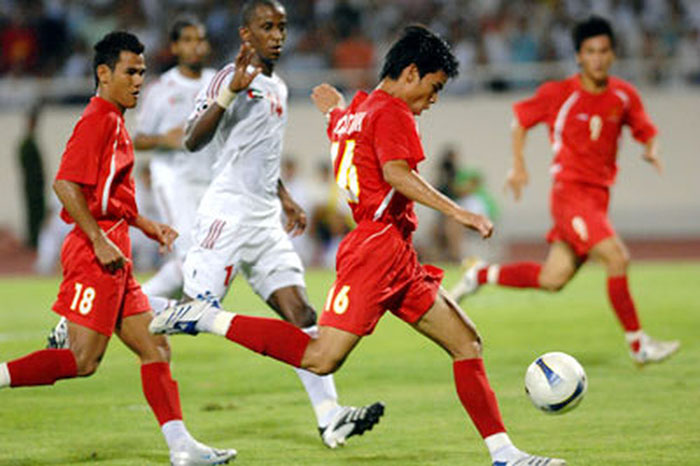 Tình huống băng lên và ghi bàn mở tỷ số của Huỳnh Quang Thanh vào lưới ĐT UAE.