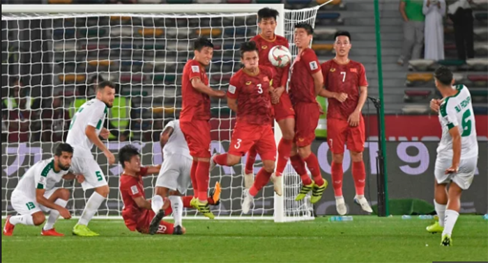Tình huống ghi bàn thắng ấn định tỷ số 3-2 cho ĐT Iraq của Ali Adnan.