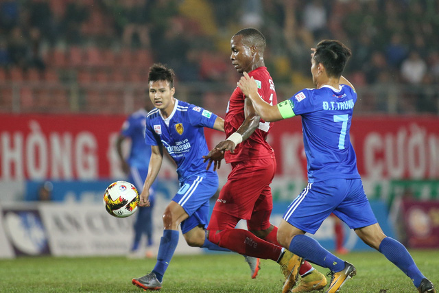 Hàng thủ Quảng Nam chơi không tốt tại V-League 2018.