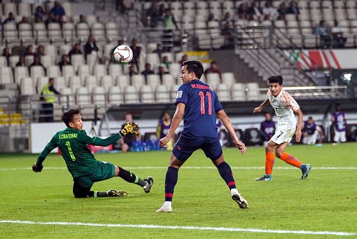 Tình huống ghi bàn của Anirudh Thapa vào lưới ĐT Thái Lan.