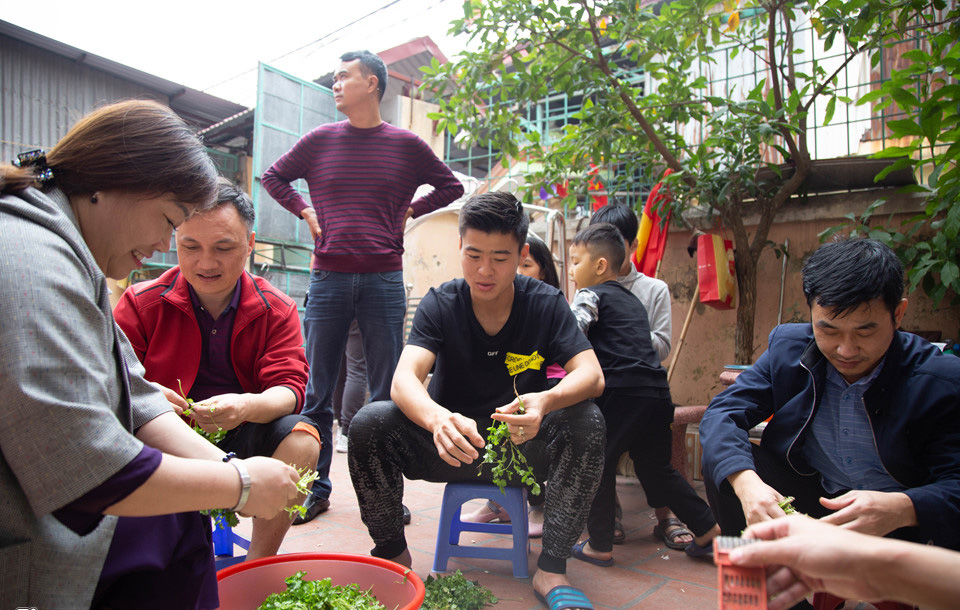 Anh cùng gia đình chuẩn bị cho mâm cổ đầm ấm.