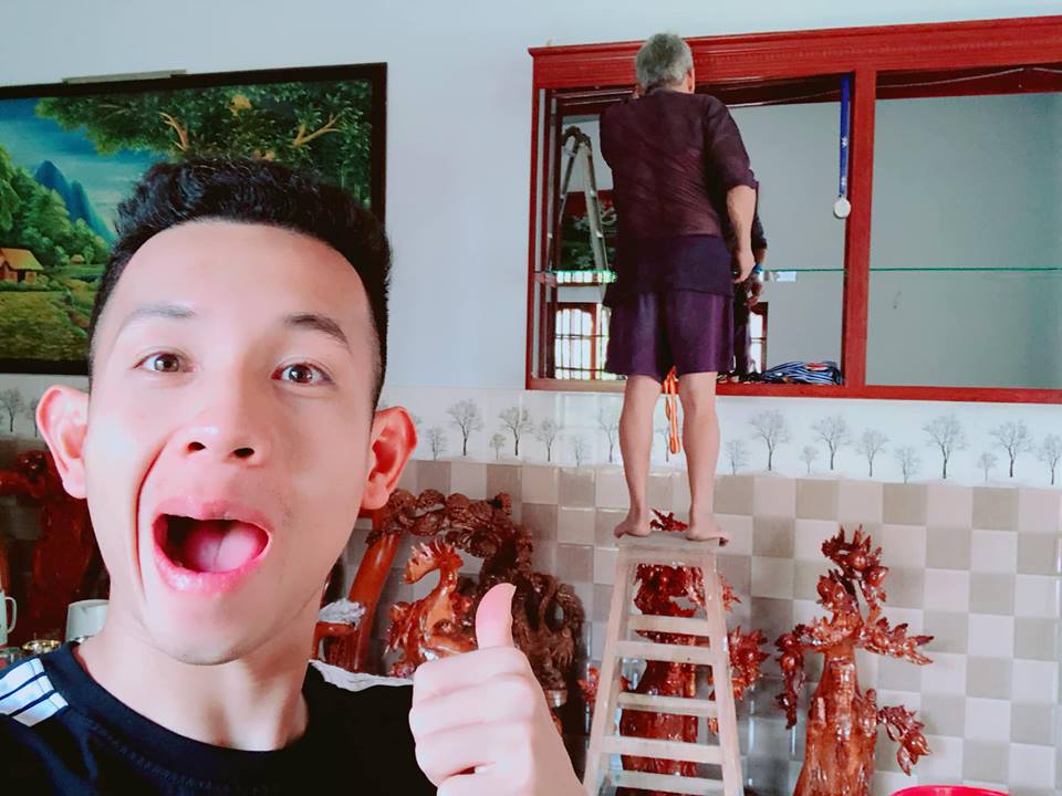 Nguyễn Phong Hồng Duy cùng gia đình lao dọn.