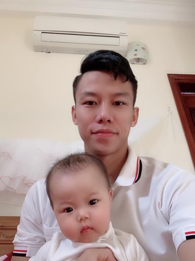 Quế Ngọc Hải về nhà chăm bẵm đứa con đầu lòng.