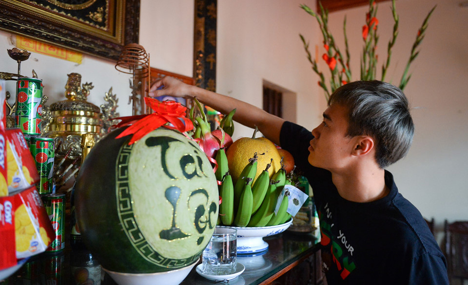 Anh thắp hương trên bàn thờ.