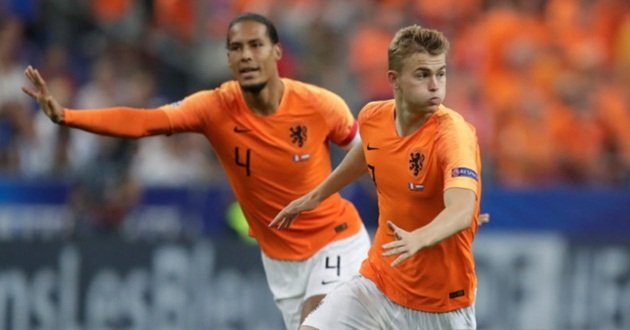 Sự chắc chắn của bộ đôi trung vệ đưa Hà Lan vào bán kết Nations League.