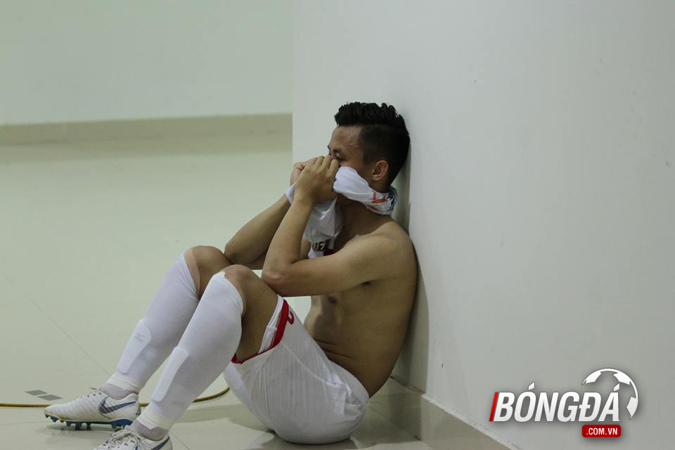 Ngọc Hải bật khóc trong đường hầm sau khi nhận tấm thẻ đỏ. Ảnh: Viết Định.