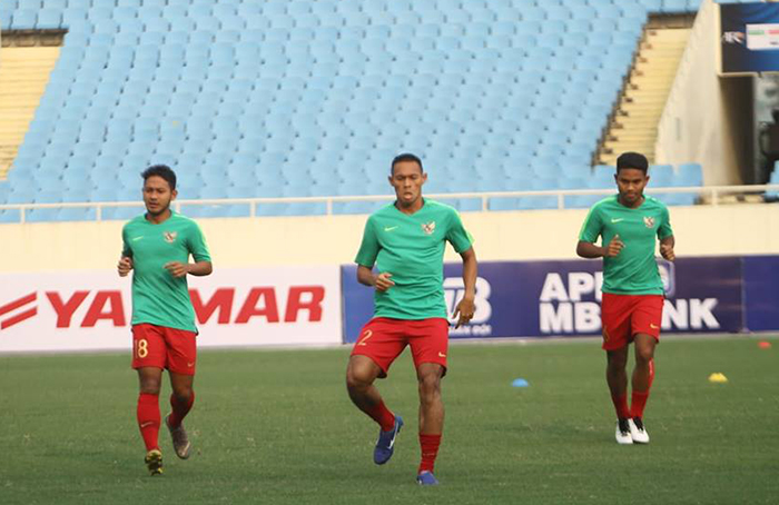 Các cầu thủ U23 Indonesia khởi động.