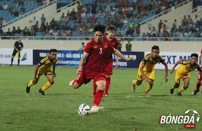Huỳnh Tấn Sinh ghi bàn trên chấm 11m. Ảnh: Minh Anh.