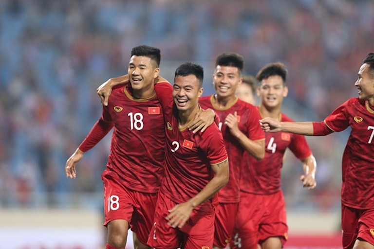 Thanh Thịnh (2) ăn mừng say khi kiến tạo cho Đức Chinh (18) ghi bàn mở tỷ số.