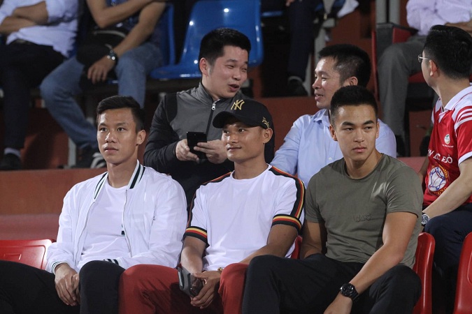 Trọng Hoàng phải ngồi khán đài xem các đồng đội Viettel thi đấu đến hết lượt đi V-League.