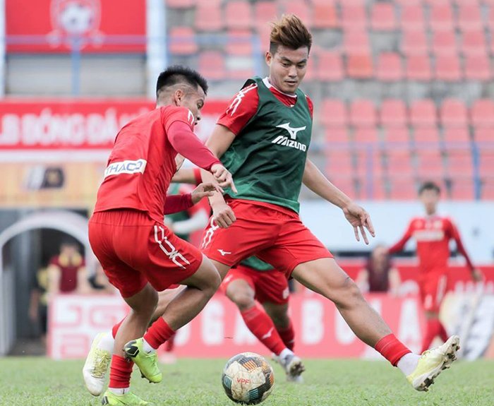 Trung vệ Phạm Hoàng Lâm phải nghỉ ít nhất 3 tuần để dưỡng thương.