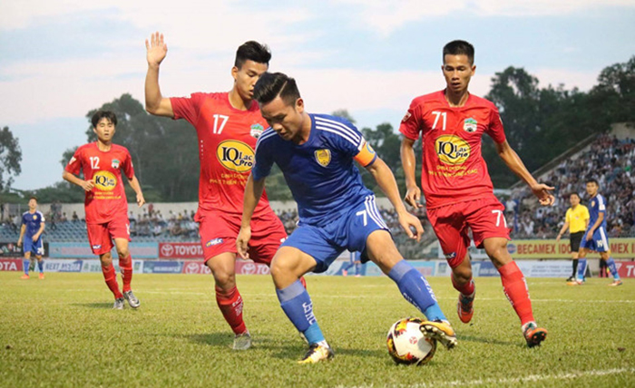 HLV Dương Minh Ninh bắt đầu và kết thúc mối lương duyên với HAGL với cùng đối thủ Quảng Nam.