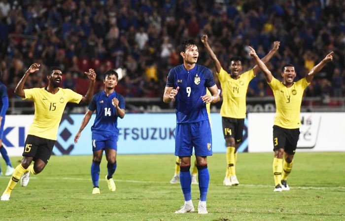 Ảnh bài viết ĐT Thái Lan sau triều đại Kiatisak: Nhà vua thoái vị và cuộc nổi loạn của nhóm "cừu đen"