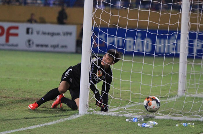 Bùi Tiến Dũng đã phải vào lưới nhặt bóng ngay ở trận đầu ra mắt. Ảnh: Minh Anh.