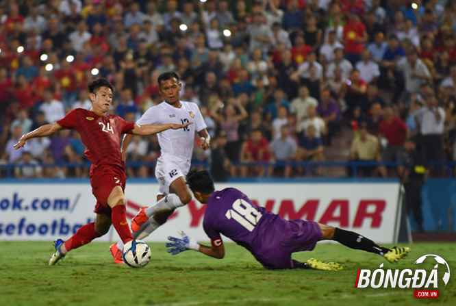 U23 Việt Nam tấn công dồn dập ngay từ đầu hiệp 1. Ảnh: Minh Anh.