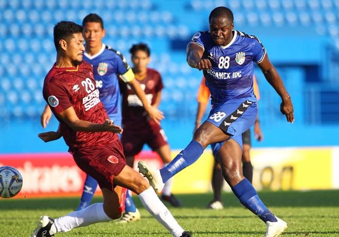 Hàng thủ B.Bình Dương chơi rất kín kẽ trong thời gian hiệp 1.