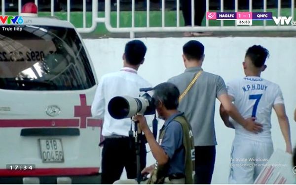 Hồng Duy phải đến bệnh viện sau khi dính chấn thương nặng.