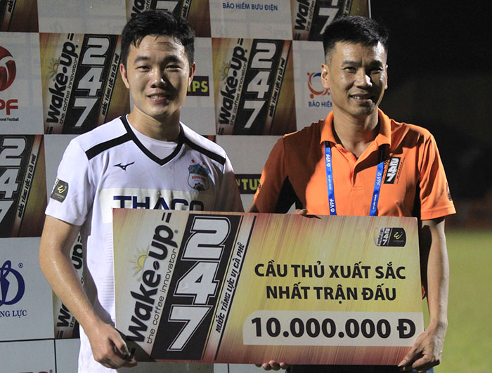 Xuân Trường nhận danh hiệu cầu thủ xuất sắc nhất trận. Ảnh: VPF.