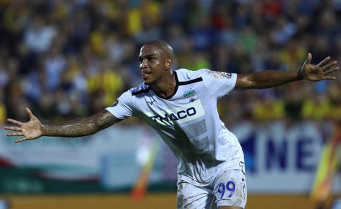 Felipe Martins mở tỷ số cho HAGL từ phút thứ 2.