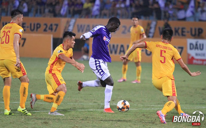 Omar uy hiếp khung thành Thanh Hoá. Ảnh: Minh Anh.