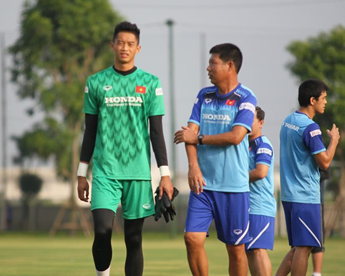 Thủ thành Phan Minh Thành gây ấn tượng với chiều cao 1m92 vượt trội của mình.