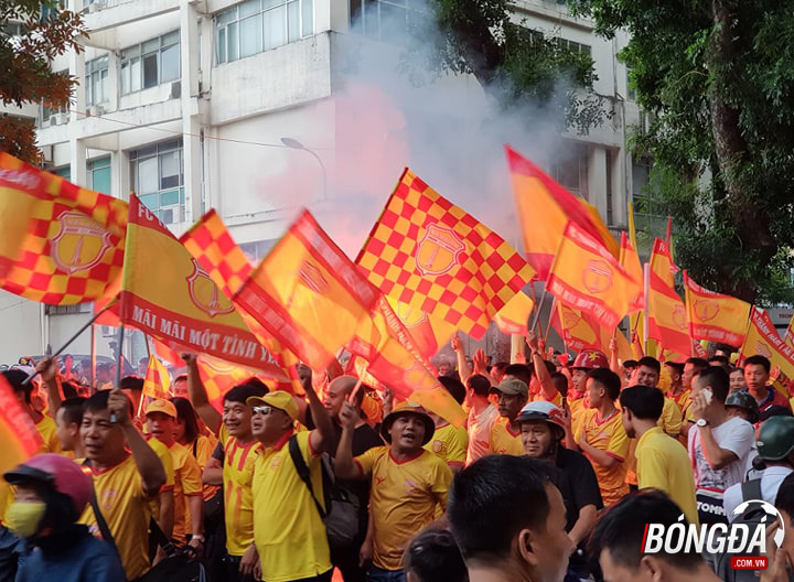 Hâm nóng trước trận đấu, NHM thành Nam hò reo, thể hiện tinh thần quyết tâm chiến thắng.