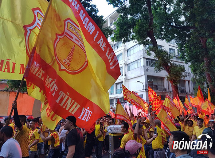 Không ngại đường sá xa xôi, các CĐV Nam Định đã có mặt tại sân Hàng Đẫy, chuẩn bị để cổ vũ cho đội nhà. Số lượng người quá đông khiến một góc phố bị kẹt xe.