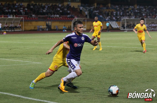 Quang Hải thi đấu cố gắng trong trận đấu với DNH Nam Định. Ảnh: Minh Anh.
