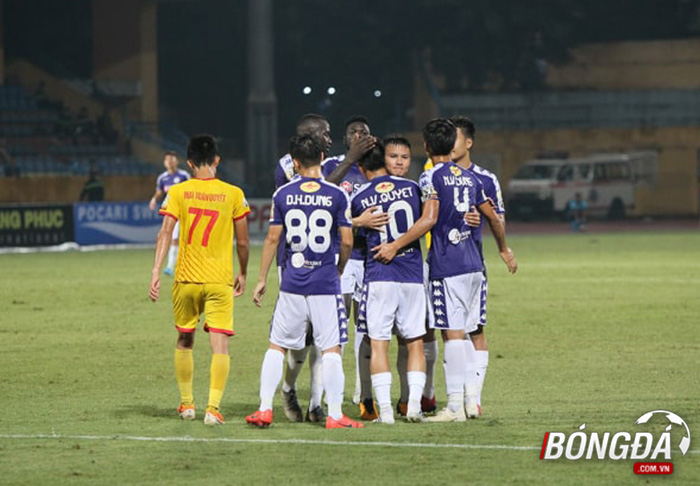 Ảnh bài viết Văn Quyết toả sáng, Hà Nội vùi dập Nam Định với tỷ số của set tennis