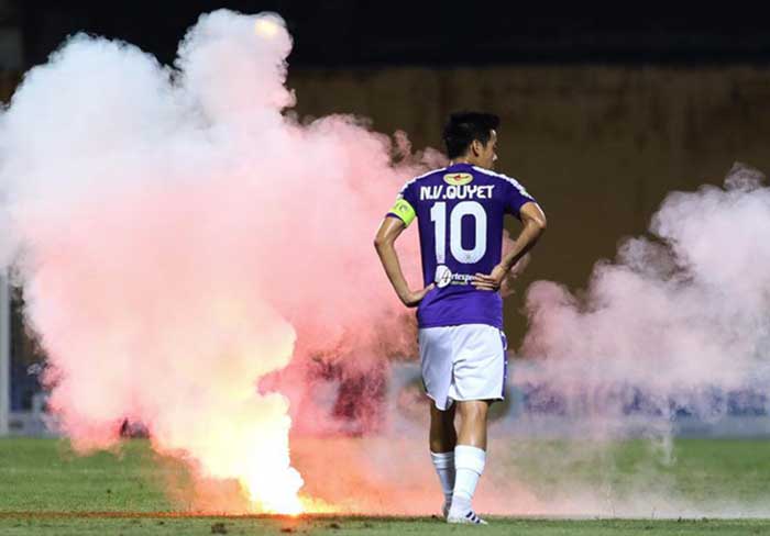 Ảnh bài viết Văn Quyết: Thật đáng sợ, tôi nhìn trực tiếp quả pháo bay ngang qua đầu