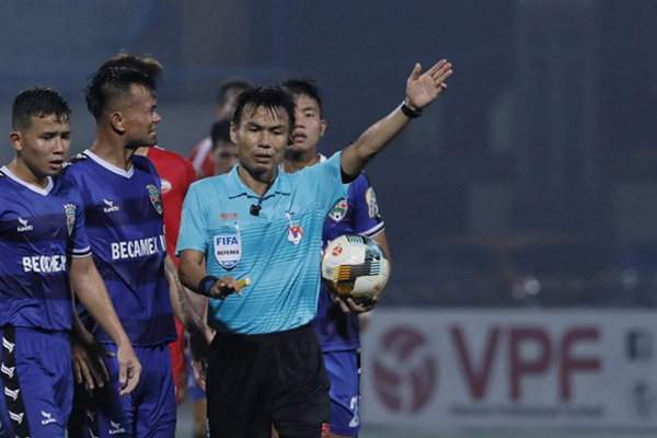 Ảnh bài viết Trọng tài V-League tiếp tục bẻ còi: Căn bệnh nan y chưa có thuốc chữa