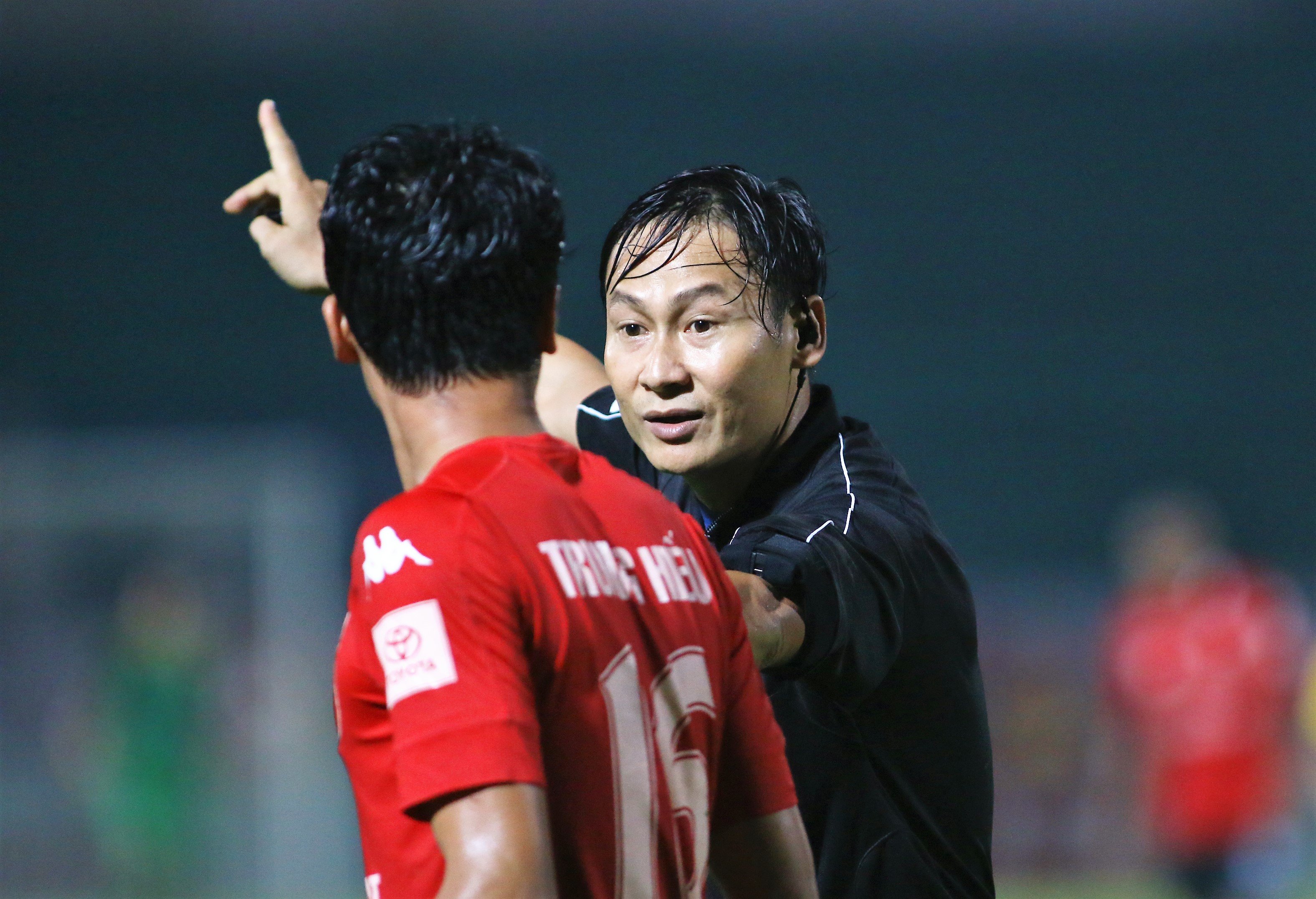 Trọng tài Trần Văn Lập bẻ còi trận Long An đụng độ FLC Thanh Hoá ở V-League 2017.