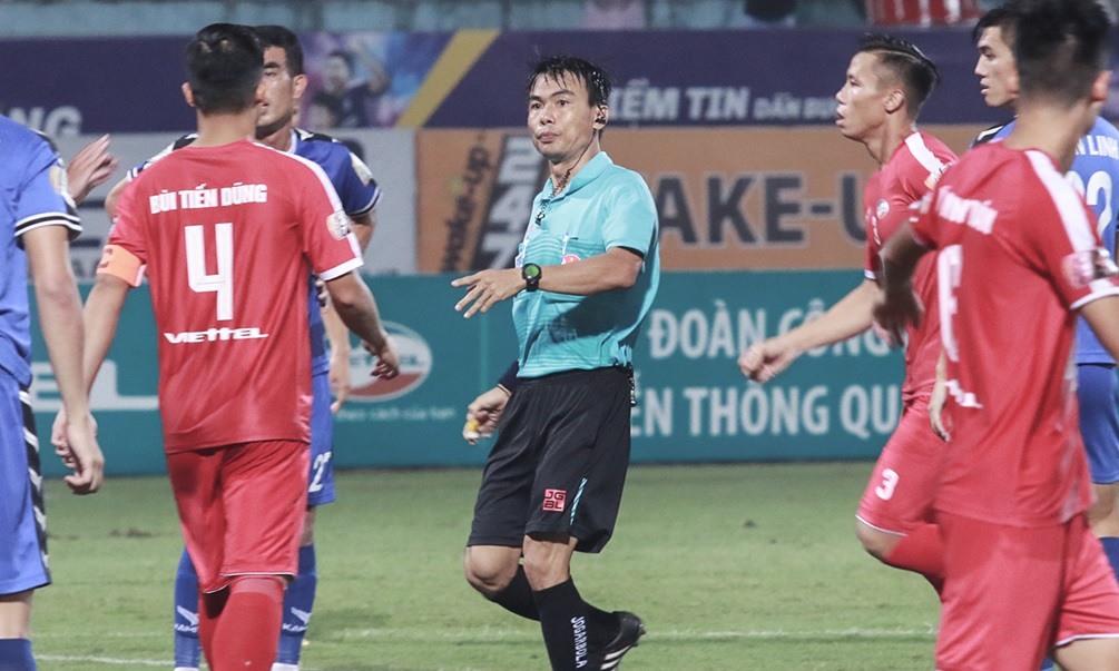 Trọng tài Hồng Vũ bẻ còi trong trận Viettel gặp B.Bình Dương.