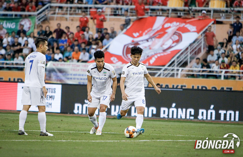 Minh Vương là người sở hữu cơ hội đầu tiên của trận đấu với cú sút phạt hàng rào đưa bóng chạm cột dọc.