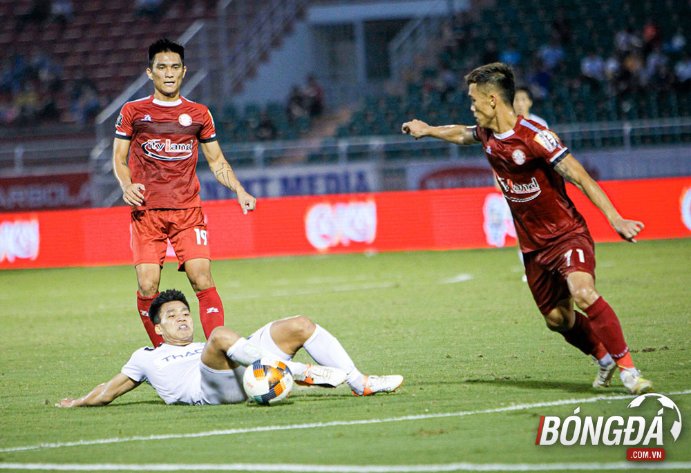 Văn Thanh quyết tâm cứu bóng.