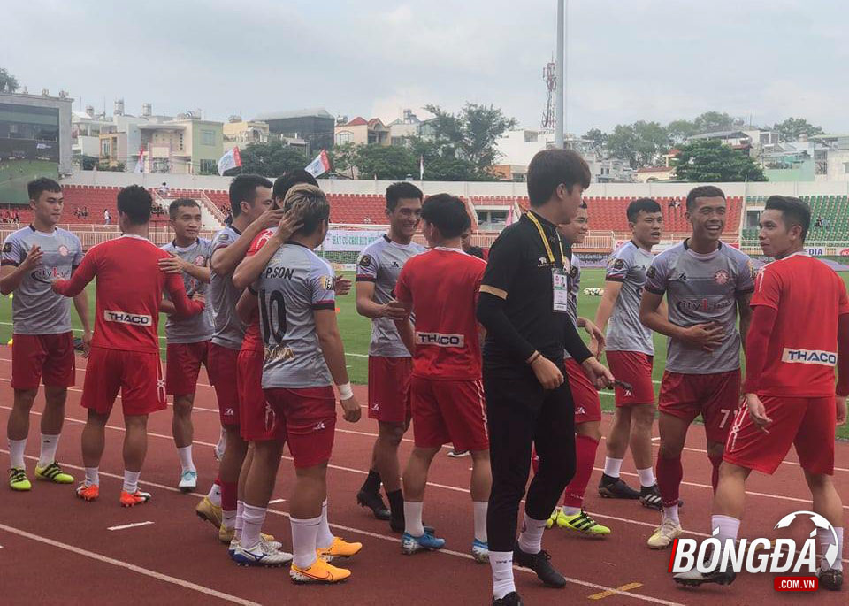 Trước trận đấu mang tính chất sống còn, các cầu thủ HAGL vẫn cho thấy sự thân thiện với các cầu thủ CLB TP.HCM.