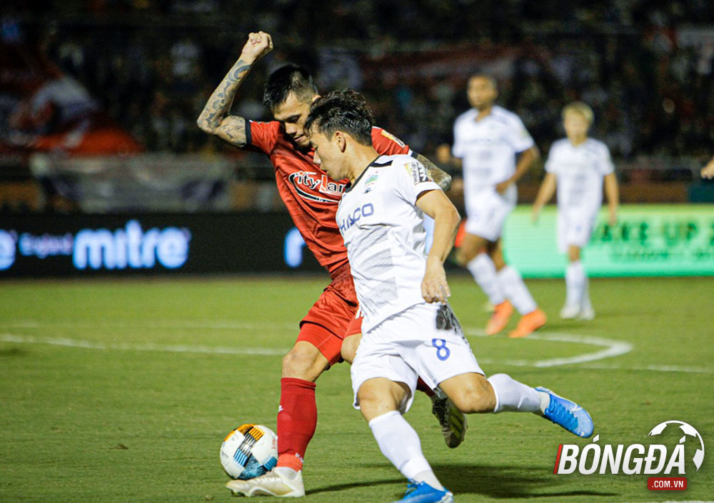 Hữu Tuấn trong một ngày thi đấu không tốt đã mang về 2 quả penalty cho đội khách.