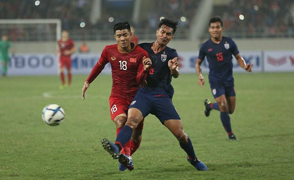 Trung vệ Shinnaphat Leeaoh (6) tuyên bố sẽ đánh bại U22 Việt Nam.
