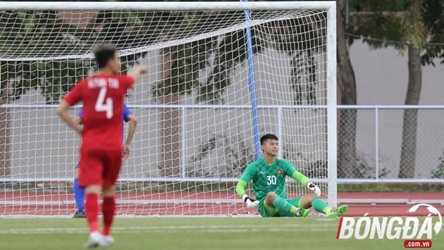 Văn Toản phạm sai lầm ngớ ngẩn trong trận đấu với U22 Thái Lan. Ảnh: Hiển Vinh.