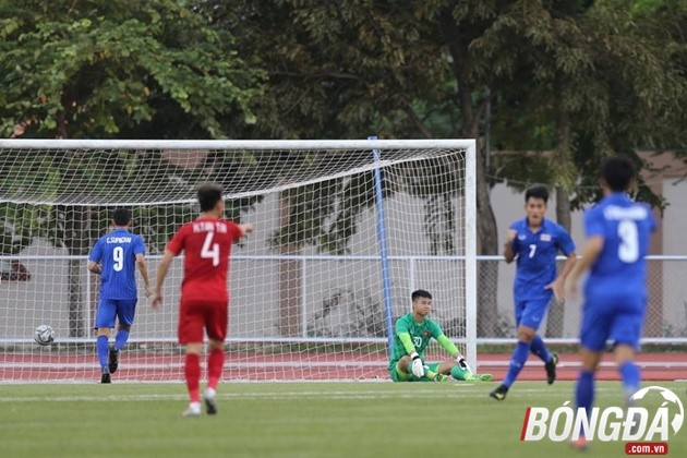 Văn Toản phạm sai lầm dẫn đến bàn thua của U22 Việt Nam. Ảnh: Hiển Vinh.