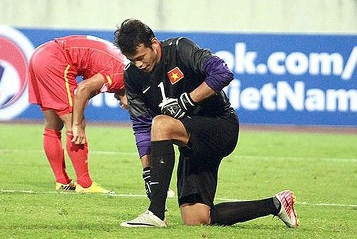 Bùi Tấn Trường phạm sai lầm trong trận chung kết SEA Games 25.