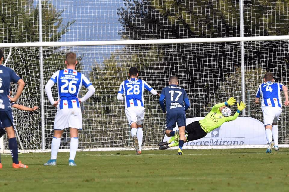 Phút thứ 56, Heracles có bàn thắng nâng tỷ số lên 2-1.