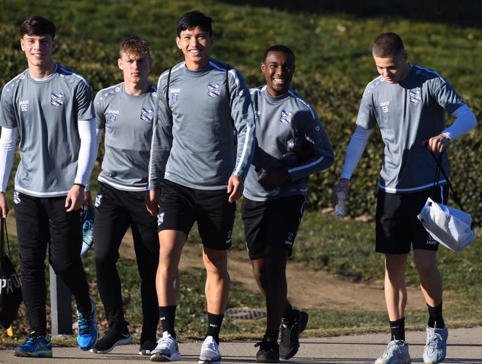 Đoàn Văn Hậu và SC Heerenveen đã trở về Hà Lan sau chuyến tập huấn tại Tây Ban Nha. Tối 14/01 vừa qua, Heerenveen có trận giao hữu với Heracles để chuẩn bị cho trận đấu với Feyenoord ở giải VĐQG Hà Lan.