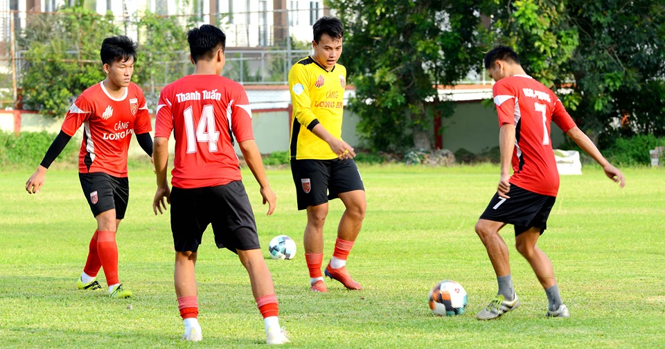 Thủ môn Nhật Hà (vàng) là 1 trong 3 thủ môn của CLB Long An ở Hạng Nhất 2020. Ảnh: Trần Anh Tuấn.