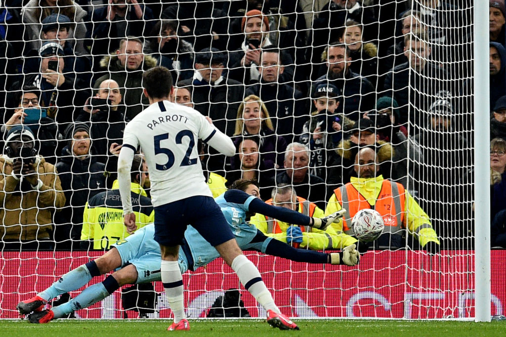 Tim Krul cản phá được 2 cú sút phạt đền của Tottenham Hotspur.