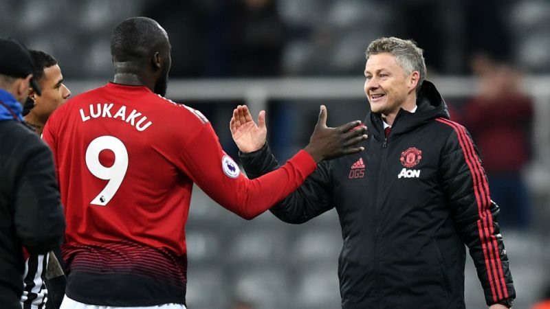 Lukaku có thể nói rất nhiều thứ tiếng khác nhau như henrikh Mkhitaryan, nhưng dị nhất có lẽ nằm ở kích cỡ giày. Chàng trai sinh năm 1993 đi "size" 49.