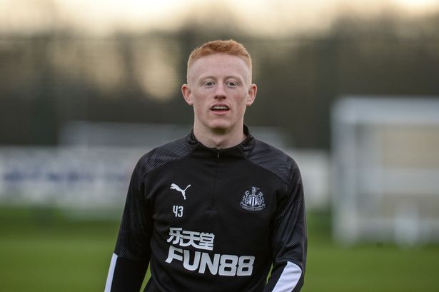 Matthew Longstaff là một trong những tài năng mới nổi nơi hàng tiền vệ của Newcastle United. Chỉ mới 20 tuổi nhưng cầu thủ người Anh đã chứng tỏ được giá trị của mình bằng khả năng quán xuyến tuyến giữa của "Chích choè".