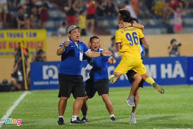 Xuân Quyết nâng tỷ số lên 2-0 cho Nam Định (Nguồn: Zing news. Tác giả: Tuấn Nguyên và Minh Phúc).