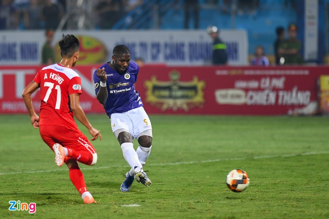 Rimario dứt điểm chuẩn xác, giúp đoàn quân của HLV Chu Đình Nghiêm vượt lên dẫn trước 2-0. (Nguồn: Zing news. Tác giả: Việt Hùng).