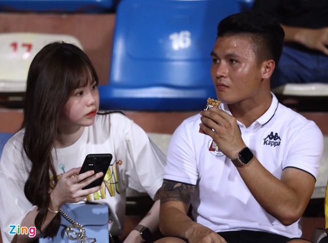 Quang Hải xuất hiện trên khán đài cùng bạn gái để cổ vũ Hà Nội FC. (Nguồn: Zing news. Tác giả: Minh Chiến).